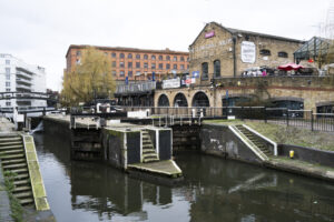 Camden Market con stand di street food internazionale