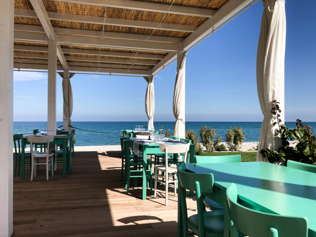 Veranda esterna con tavoli ristorante
