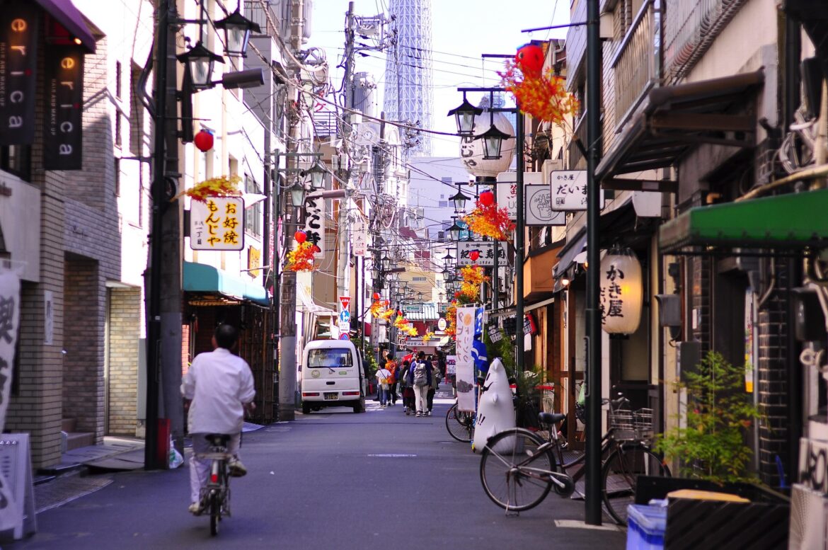 Tokyo senza glutine: skyline notturno della città con luci, templi e quartieri moderni, viaggio sicuro per celiaci in Giappone