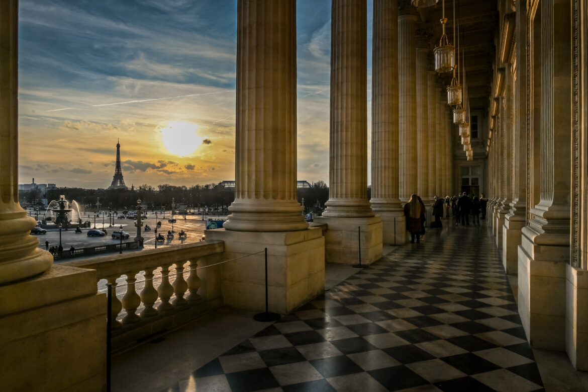 Vista elegante su Parigi al tramonto da un hotel di lusso