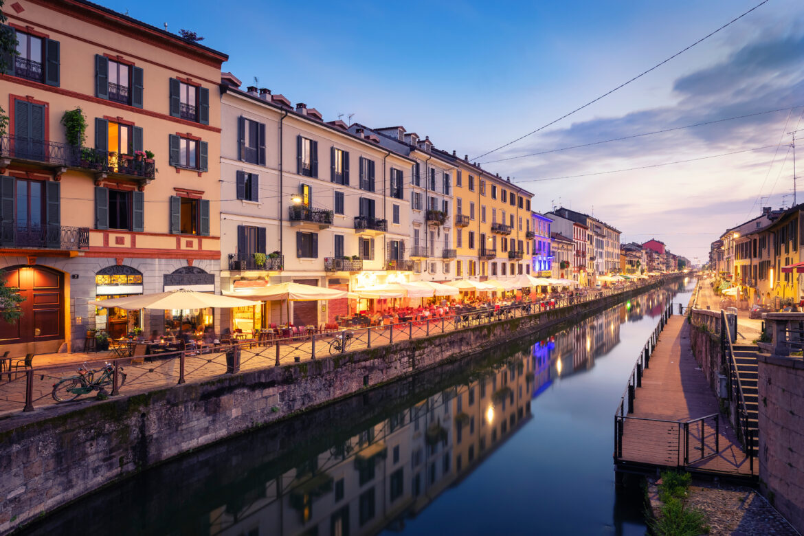 Navigli di Milano al tramonto con ristoranti e atmosfera serale