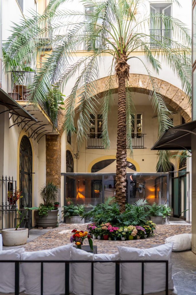 Cortile interno di un elegante palazzo storico nel centro di Palermo