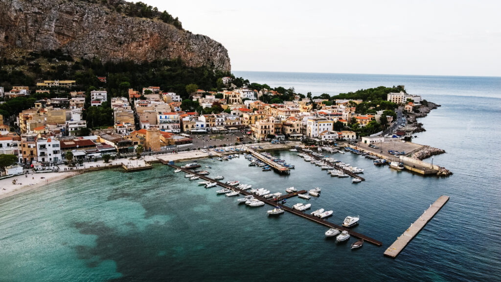 Veduta panoramica di Mondello e del suo porticciolo sul mare di Palermo