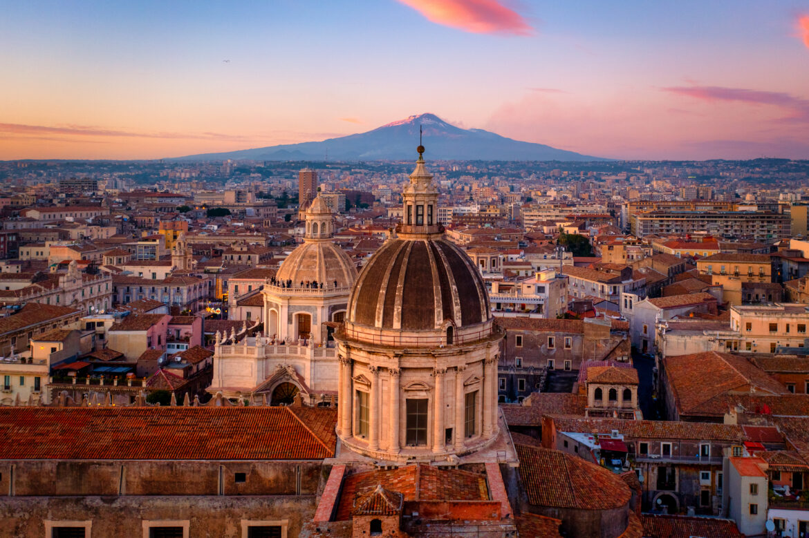 Catania al tramonto con l’Etna sullo sfondo