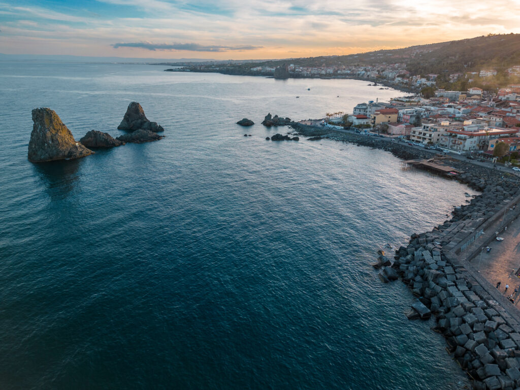 Aci Trezza e Faraglioni dei Ciclopi sulla costa siciliana