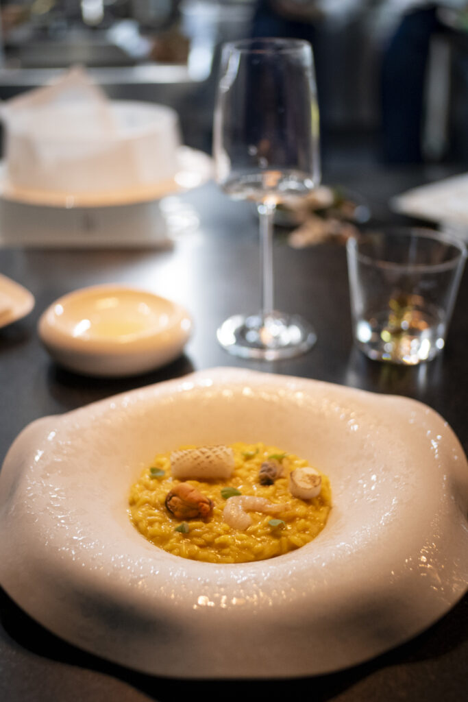 Risotto Milano/Napoli servito durante la Kitchen Experience di SINE by Di Pinto, piatto simbolo del ristorante stellato Michelin di Milano preparato anche in versione senza glutine.