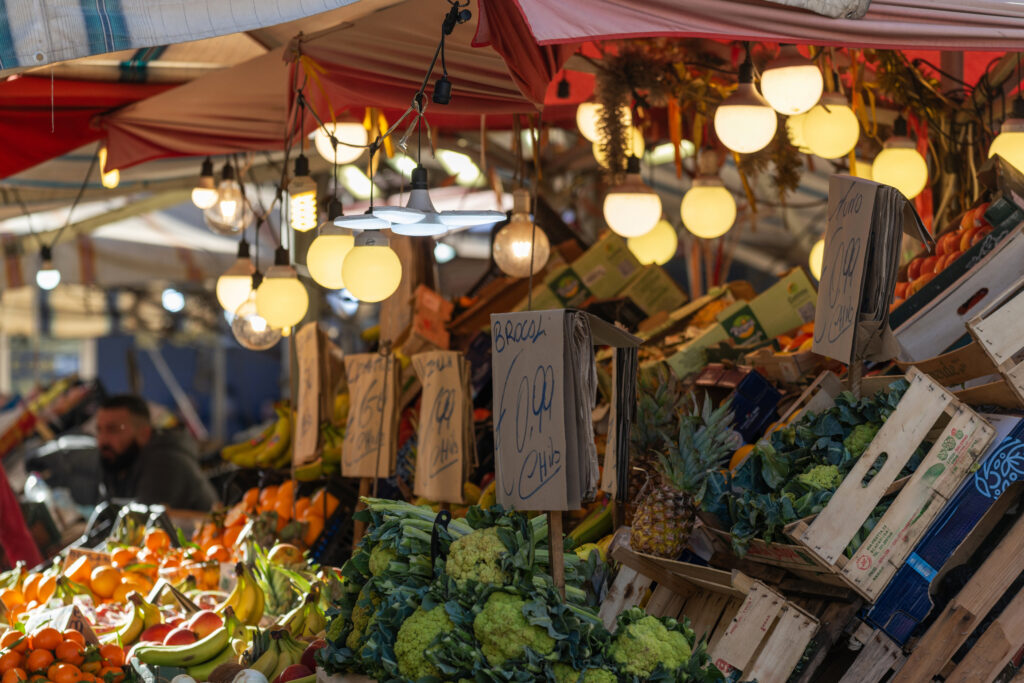 Banco di frutta e verdura in un mercato storico di Palermo