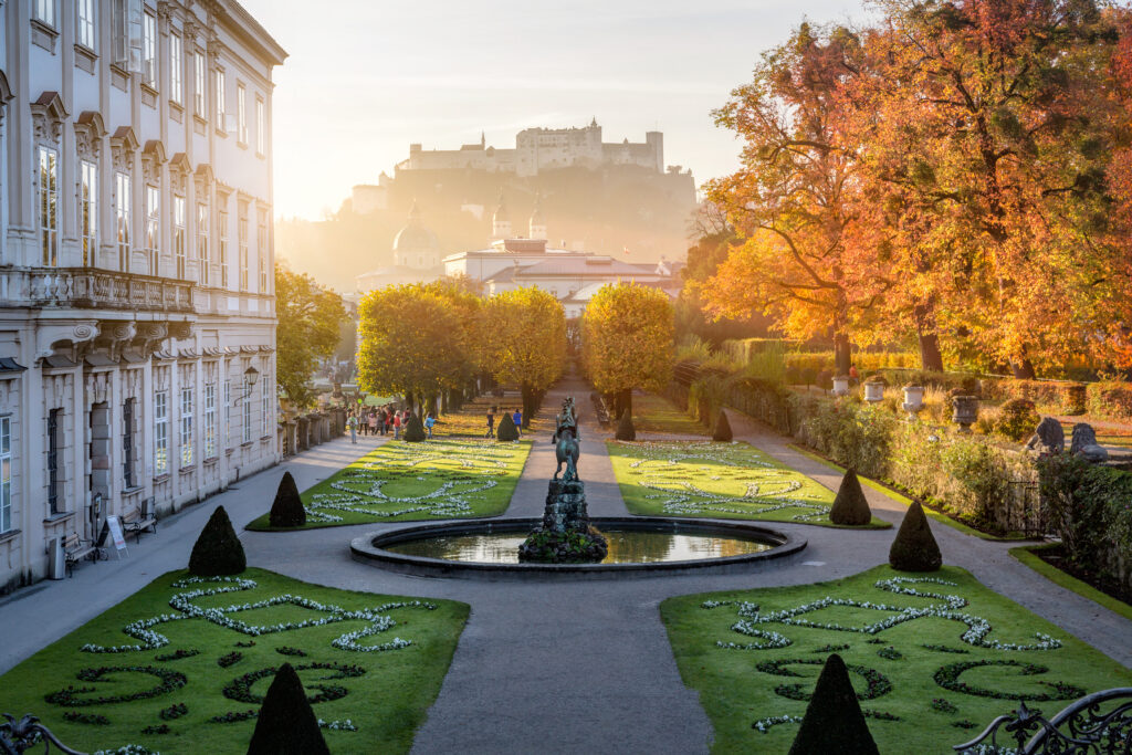 Giardini Mirabell a Salisburgo al mattino con la Fortezza di Hohensalzburg sullo sfondo