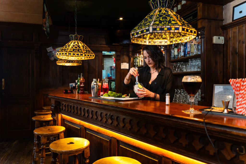 Interno di un tradizionale pub con bancone in legno a Edimburgo