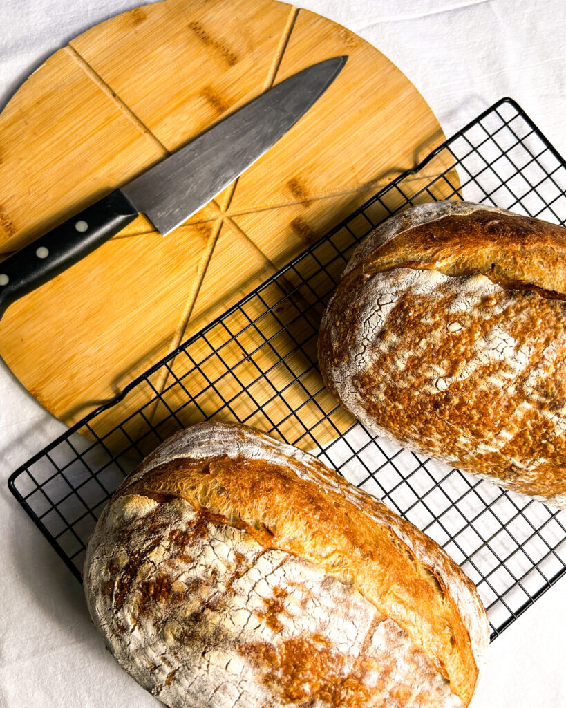 Pagnotte di pane artigianale senza glutine su una griglia