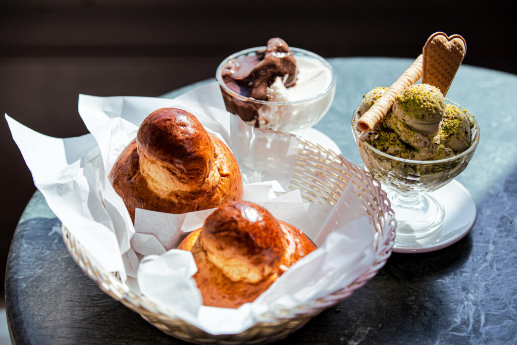 Brioche siciliane con gelato al pistacchio e cioccolato