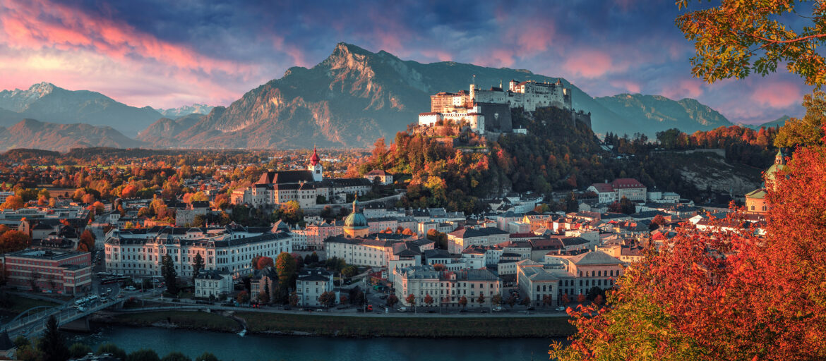 Panorama di Salisburgo in autunno con la Fortezza di Hohensalzburg e le Alpi sullo sfondo