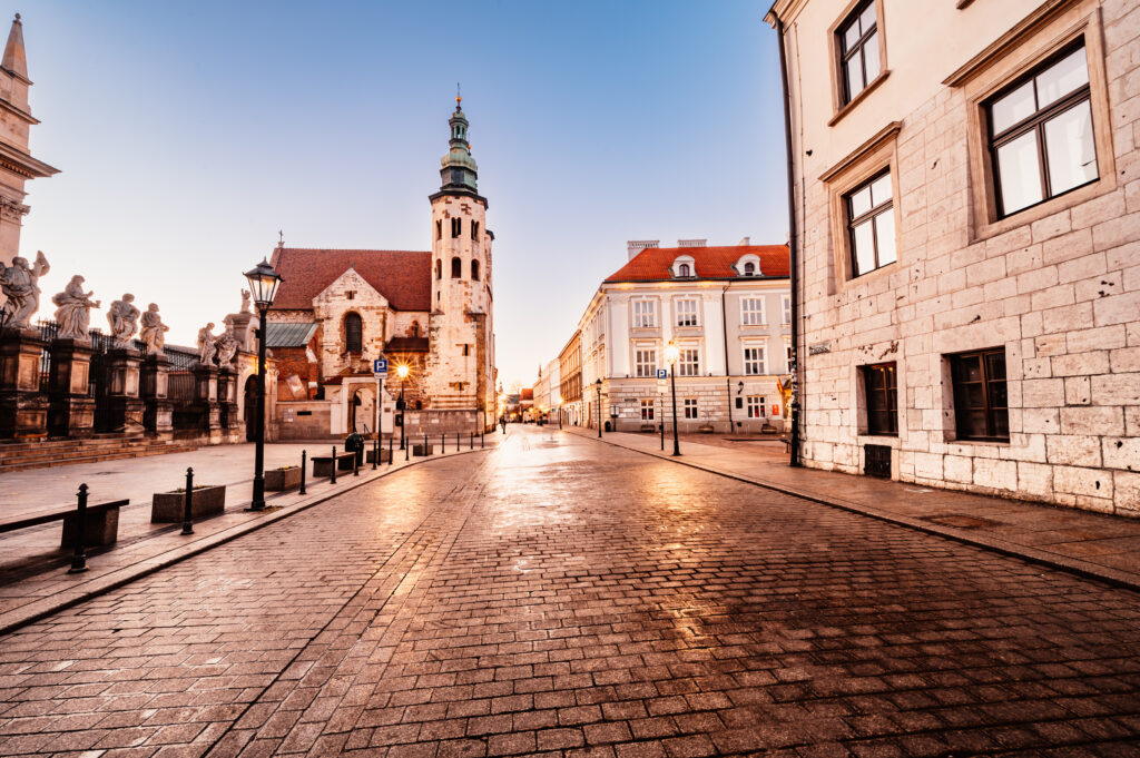 Strada del centro storico di Cracovia illuminata dalla luce del mattino