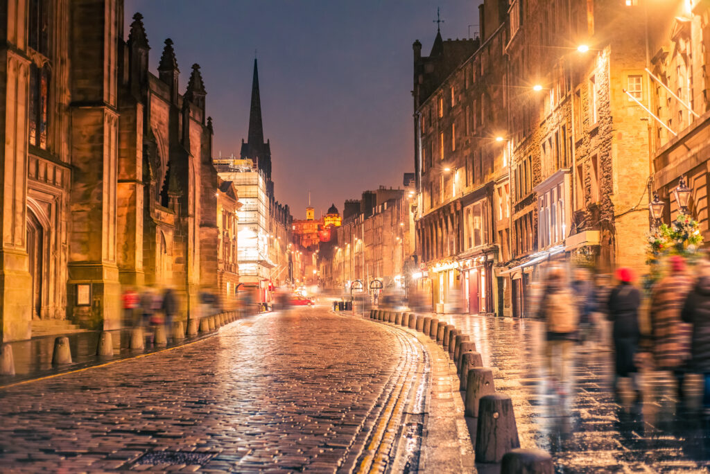 Strada della Old Town di Edimburgo illuminata di sera