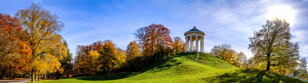 Monopteros nell’Englischer Garten di Monaco di Baviera in autunno
