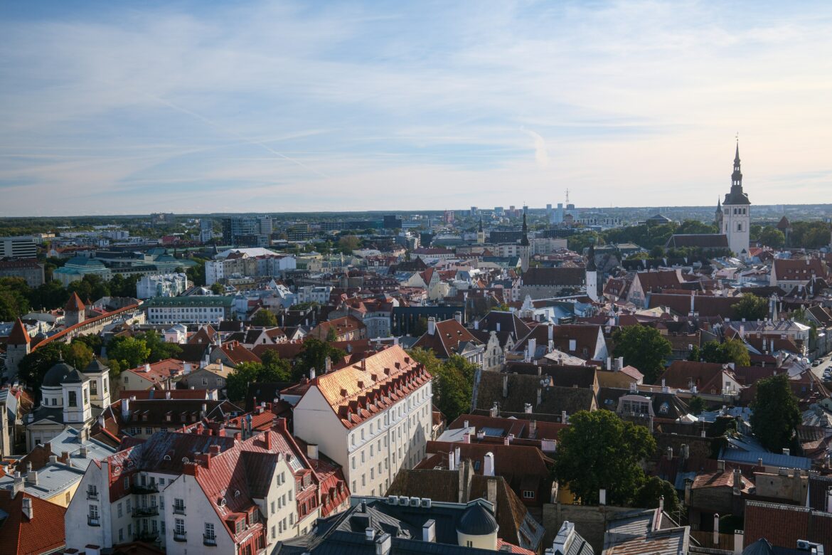 Panorama della Old Town di Tallinn con tetti e campanili del centro storico