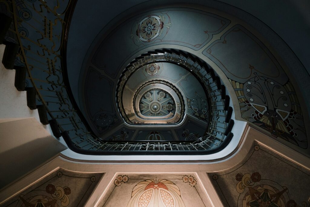 Scala Art Nouveau decorata all'interno di un edificio di Riga