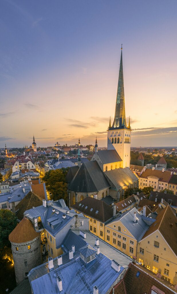 Chiesa di Sant’Olav e tetti della Old Town di Tallinn al tramonto