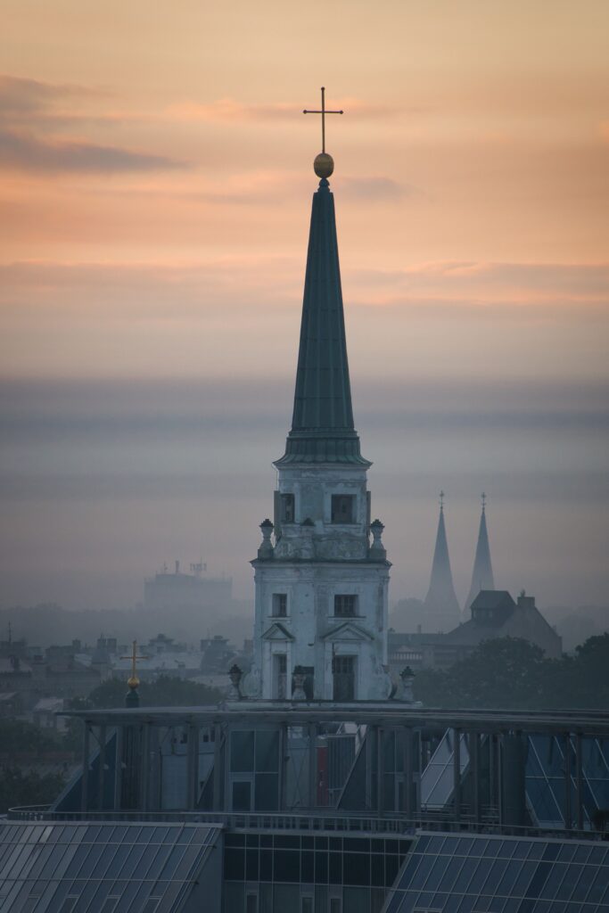 Campanile e skyline di Riga nella foschia del mattino