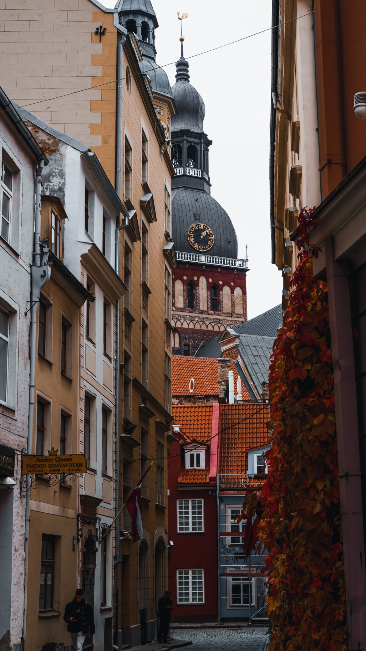Strada di Vecrīga nel centro storico di Riga