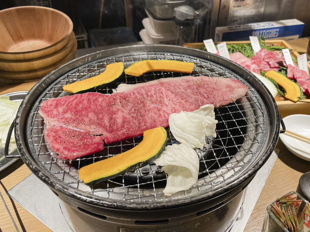 Carne wagyu e verdure sulla griglia del ristorante Pontocho Yakiniku Yamakawa a Kyoto.