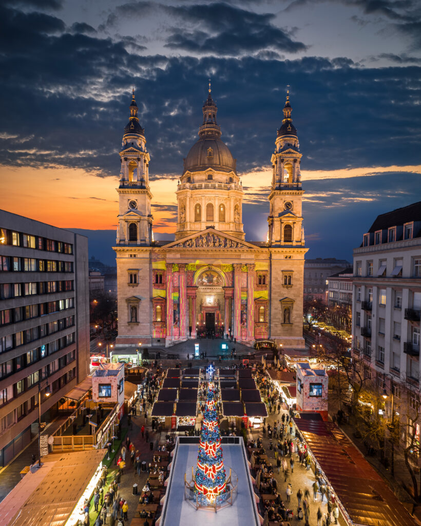 Mercatino di Natale Advent Basilica a Budapest visto dall’alto, con la Basilica di Santo Stefano illuminata al tramonto