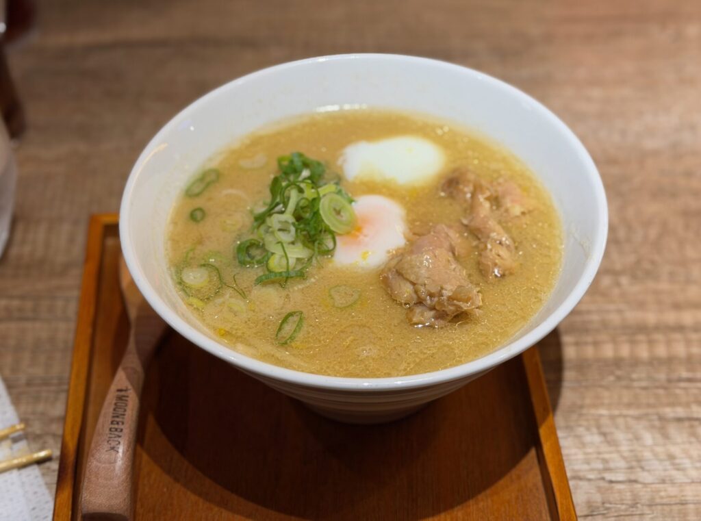 Ciotola di ramen con brodo, carne, uovo e cipollotto servita da Moon & Back a Kyoto.