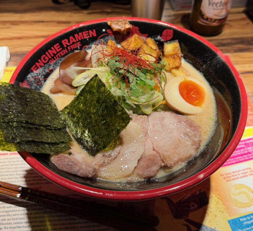 Ciotola di ramen senza glutine servita da OSAKA ENGINE RAMEN durante il nostro viaggio a Osaka