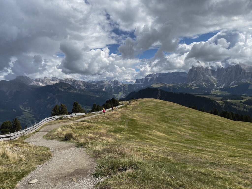 Sentiero panoramico sull’Alpe di Siusi con montagne dolomitiche sullo sfondo