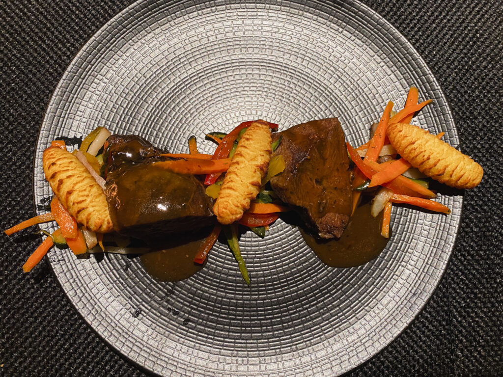 Piatto di carne con salsa servito al ristorante del Prinz Rudolf