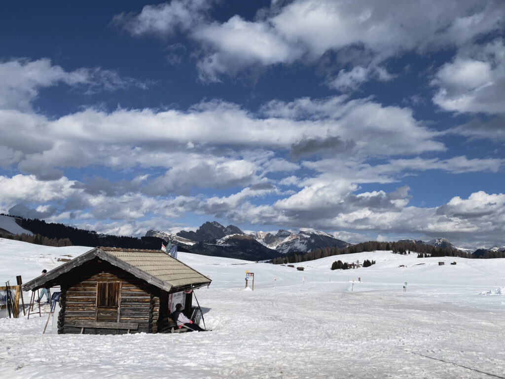 Paesaggio innevato sulle Dolomiti con una piccola baita in legno