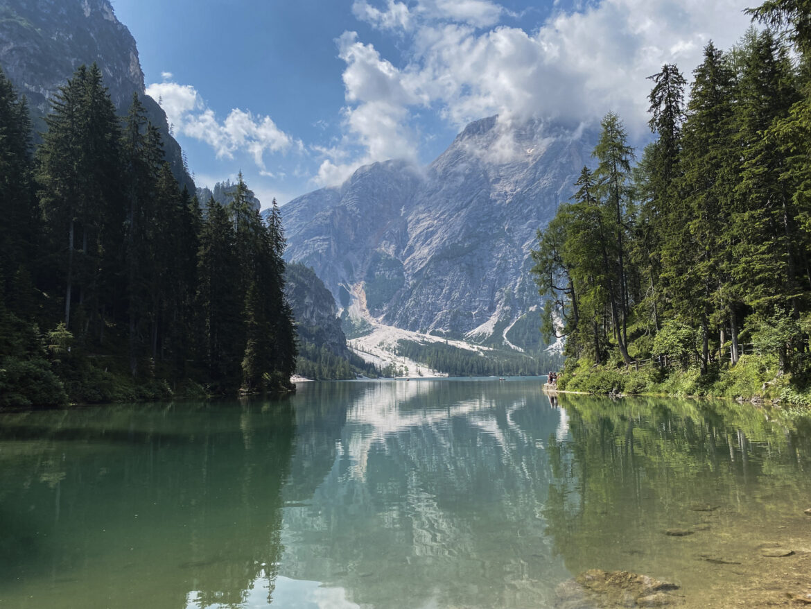 Panorama del Lago di Braies, nelle Dolomiti dell’Alto Adige