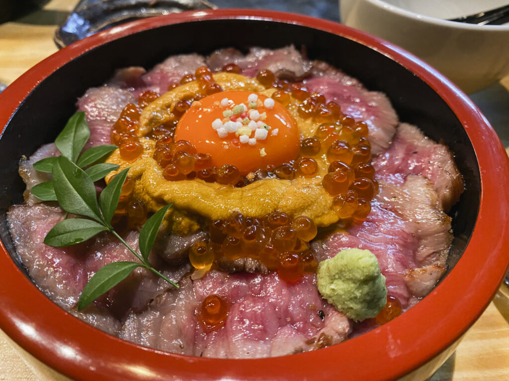 Donburi di wagyu con riccio di mare, uova di salmone e tuorlo d’uovo da Wagyu Steak KATAMARI a Kyoto.