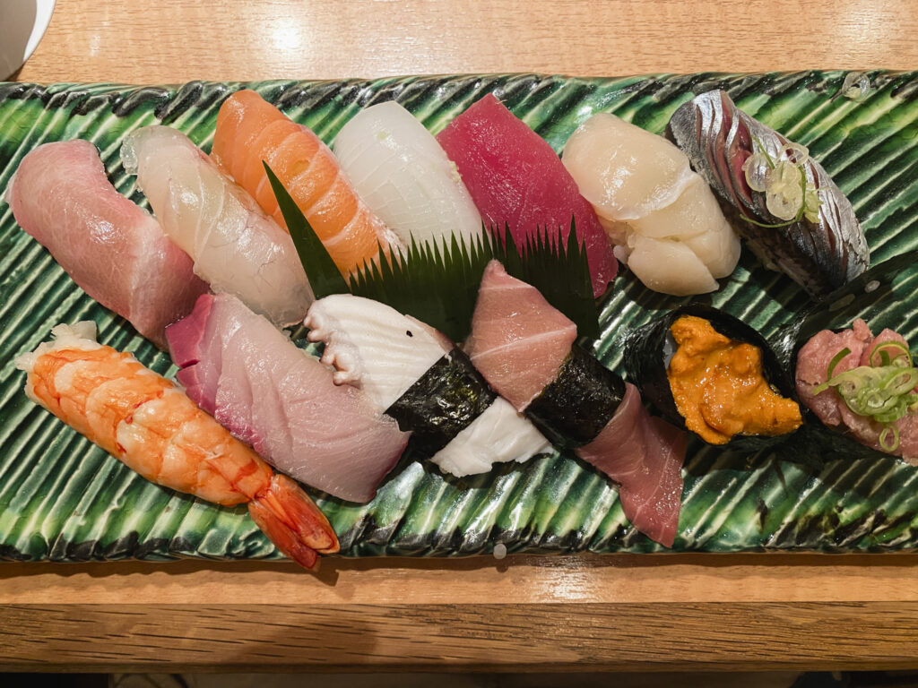 Assortimento di nigiri sushi con pesce, gambero, riccio di mare e altri ingredienti da Kappa Zushi Pontocho a Kyoto.