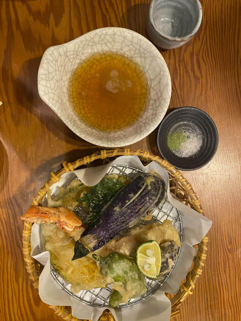 Tempura senza glutine di gamberi e verdure servita al ristorante Genji Soba a Osaka